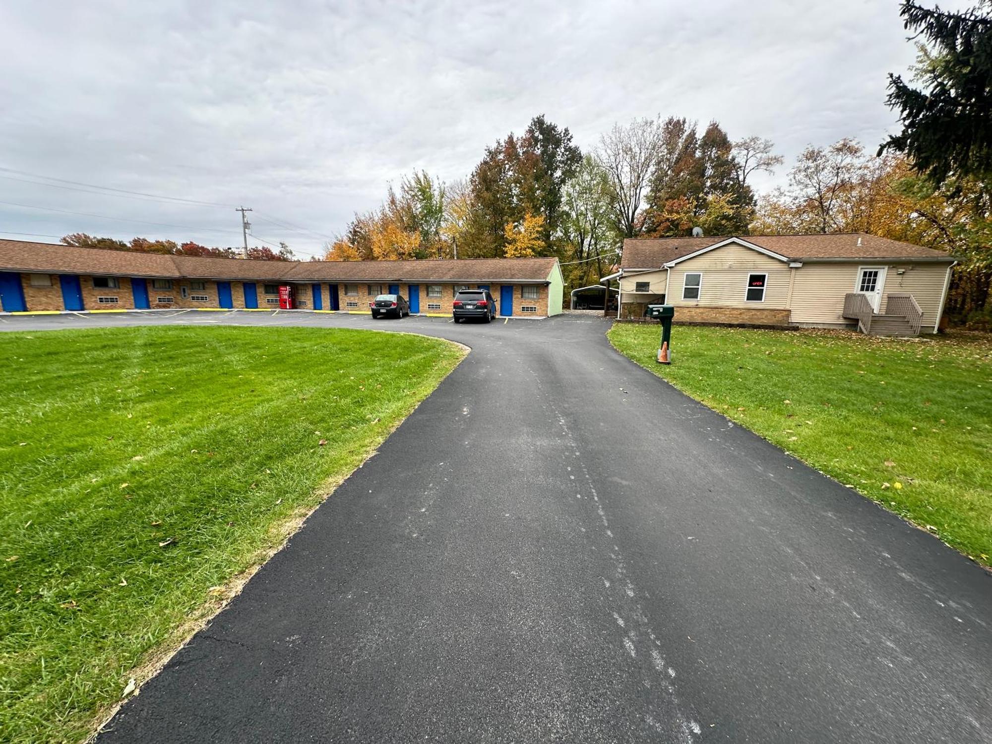 Westgate Manor Motel Austintown & Youngstown Ohio Buitenkant foto