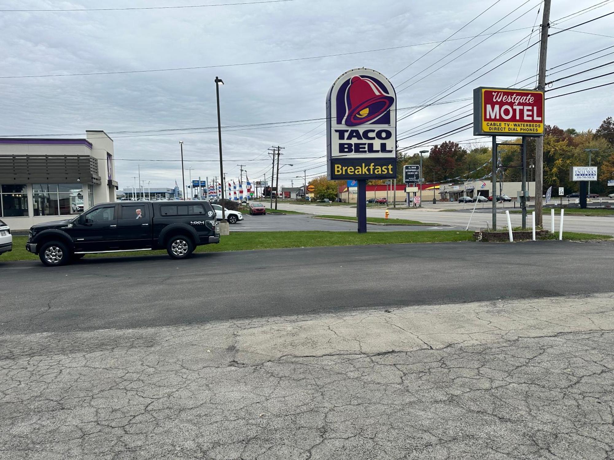 Westgate Manor Motel Austintown & Youngstown Ohio Buitenkant foto